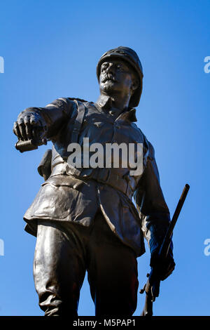 Warrington, Cheshire, Royaume-Uni. 25 févr., 2018. Lt Col W McCarthy O'Leary mené la charge à Pieter's Hill à la guerre des Boers. Sa statue en bronze se trouve dans les jardins de la Reine à Warrington et a été photographié sur une journée ensoleillée avec un ciel bleu clair. Crédit : John Hopkins/Alamy Live News Banque D'Images