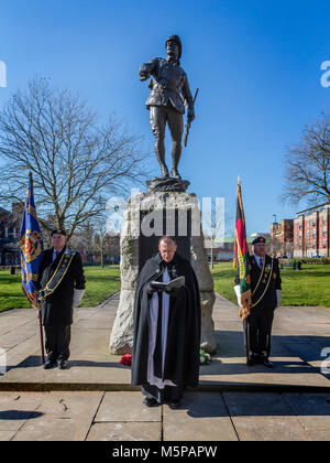 Warrington, Cheshire, Royaume-Uni. 25 févr., 2018. Étendard au garde que le recteur de Warrington, St. Elphin's, le pasteur. Paul D. Wilson donne une bénédiction sous le portrait en bronze statue de Lt Col W McCarthy O'Leary dans le Queen's Gardens, Warrington. Lt Col McCarthy O'Leary du South Lancashire Regiment mené la charge à Pieter's Hill à la guerre des Boers. Crédit : John Hopkins/Alamy Live News Banque D'Images