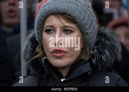 Moscou, Russie. Feb 25, 2018.Ksenia Sobchak, le candidat présidentiel pour le capital (Initsiativa Initiative civique) Partie, participe à une manifestation à Strastnoy boulevard commémorant le troisième anniversaire du meurtre de l'homme politique Boris Nemtsov Crédit : Nikolay Vinokourov/Alamy Live News Banque D'Images