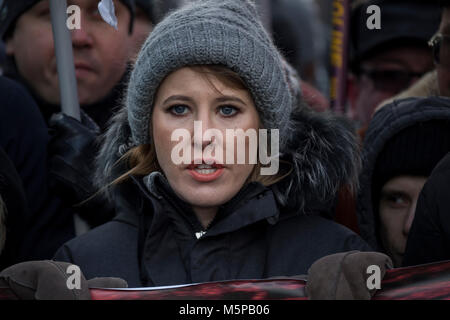 Moscou, Russie. Feb 25, 2018.Ksenia Sobchak, le candidat présidentiel pour le capital (Initsiativa Initiative civique) Partie, participe à une manifestation à Strastnoy boulevard commémorant le troisième anniversaire du meurtre de l'homme politique Boris Nemtsov Crédit : Nikolay Vinokourov/Alamy Live News Banque D'Images