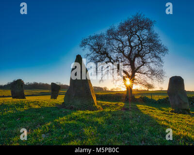 Peak District, Derbyshire, Royaume-Uni. 25 Février, 2018. Météo Royaume-uni spectaculaire coucher de soleil sur une journée glaciale à l'Dames / Gris Pierre neuf Fermer Stone Circle, Robin Hood's Stride près de Elton, & d'Alport Birchover au sud de Bakewell dans le parc national de Peak District, Derbyshire, Royaume-Uni de : Doug Blane/Alamy Live News Banque D'Images