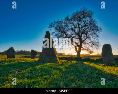 Peak District, Derbyshire, Royaume-Uni. 25 Février, 2018. Météo Royaume-uni spectaculaire coucher de soleil sur une journée glaciale à l'Dames / Gris Pierre neuf Fermer Stone Circle, Robin Hood's Stride près de Elton, & d'Alport Birchover au sud de Bakewell dans le parc national de Peak District, Derbyshire, Royaume-Uni de : Doug Blane/Alamy Live News Banque D'Images