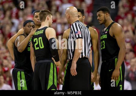 Madison, WI, USA. Feb 25, 2018. Un des entretiens officiels avec les joueurs de l'État du Michigan au cours de la jeu de basket-ball de NCAA entre les Michigan State Spartans et le Wisconsin Badgers au Kohl Center à Madison, WI. Michigan State a défait le Wisconsin 68-63. John Fisher/CSM/Alamy Live News Banque D'Images