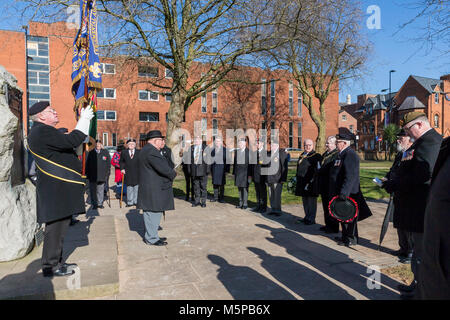 Warrington, Cheshire, Royaume-Uni. 25 févr., 2018. Le lieutenant-colonel L. Taylor Duff (Ret.), Colonel honoraire du duc de Lancastre's Regimental Association, prend le service de Queen's Gardens, Warrington, avec le maire et maire de Warrington présents, avec l'ex-militaires. L'événement a été l'anniversaire pour commémorer l'accusation de Pieter's Hill dans la guerre des boers par Lt Col W McCarthy O'Leary et le Sud Lancashire Regiment Crédit : John Hopkins/Alamy Live News Banque D'Images