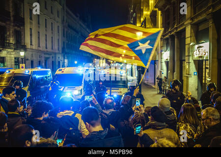 Barcelone, Espagne. Feb 25, 2018. Des militants indépendantistes catalans protester contre le roi Felipe IV la visite à Barcelone pour le dîner d'ouverture à la veille du Mobile World Congress Crédit : Matthias Rickenbach/Alamy Live News Banque D'Images