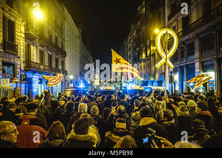 Barcelone, Espagne. Feb 25, 2018. Des militants indépendantistes catalans protester contre le roi Felipe IV la visite à Barcelone pour le dîner d'ouverture à la veille du Mobile World Congress Crédit : Matthias Rickenbach/Alamy Live News Banque D'Images