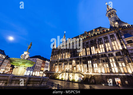 Aix-la-Chapelle Hôtel de ville la nuit. Aix-la-Chapelle, Rhénanie du Nord-Westphalie, Allemagne. Banque D'Images