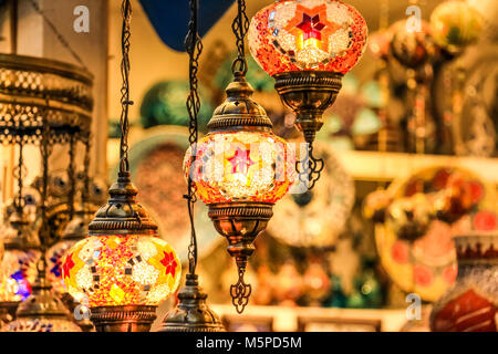 Décoration lumineuse traditionnelle turque pendaison lumières et lampes lumière colorée avec des couleurs vives en Turquie Pavilionq Banque D'Images