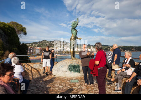 L'Espagne, Lloret de Mar, groupe de personnes, les touristes à Dona Marinera - La femme de pêcheur monument, vue sur la Costa Brava, Catalogne Banque D'Images