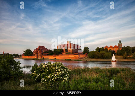 Le château de Malbork en Pologne, construit par l'Ordre des Chevaliers teutoniques, datant du 13e siècle, vue sur la Rivière Nogat Banque D'Images