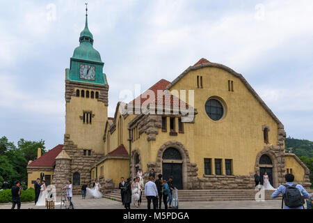 Des couples affluent à Qingdao église protestante d'avoir leurs photos de mariage. Il est l'un des célèbres églises construites par les Allemands. Banque D'Images