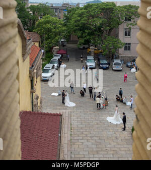 Des couples affluent à Qingdao église protestante d'avoir leurs photos de mariage. Il est l'un des célèbres églises construites par les Allemands. Banque D'Images