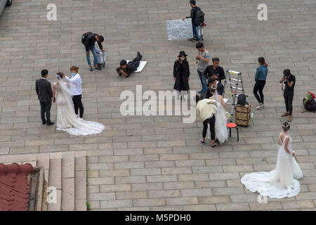 Des couples affluent à Qingdao église protestante d'avoir leurs photos de mariage. Il est l'un des célèbres églises construites par les Allemands. Banque D'Images