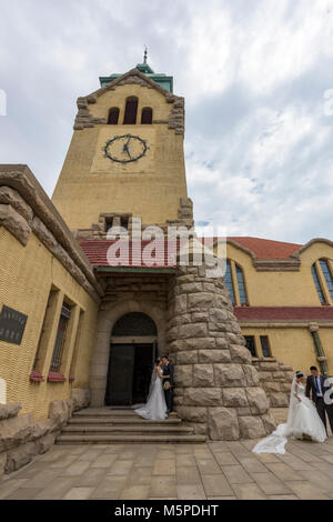 Des couples affluent à Qingdao église protestante d'avoir leurs photos de mariage. Il est l'un des célèbres églises construites par les Allemands. Banque D'Images