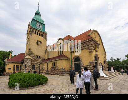 Des couples affluent à Qingdao église protestante d'avoir leurs photos de mariage. Il est l'un des célèbres églises construites par les Allemands. Banque D'Images