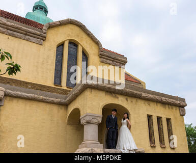 Des couples affluent à Qingdao église protestante d'avoir leurs photos de mariage. Il est l'un des célèbres églises construites par les Allemands. Banque D'Images