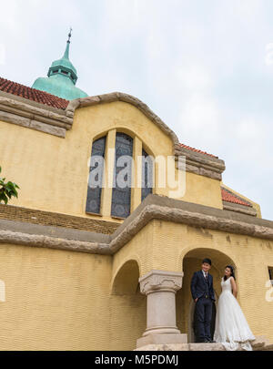 Des couples affluent à Qingdao église protestante d'avoir leurs photos de mariage. Il est l'un des célèbres églises construites par les Allemands. Banque D'Images