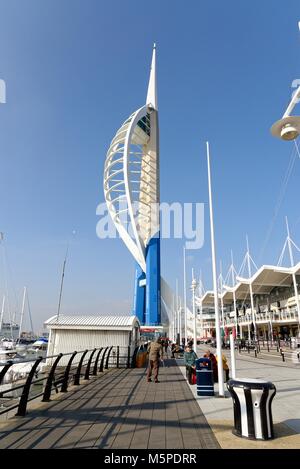 Gunwharf Quay et unis Tour Spinnaker Portsmouth Hampshire England UK Banque D'Images