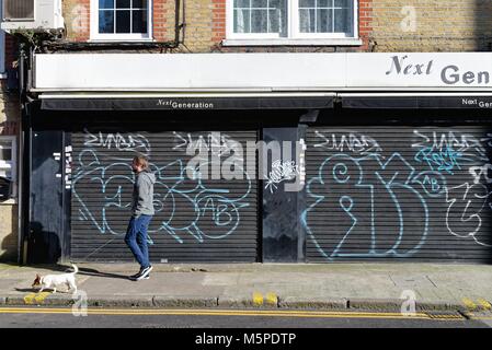 Magasins à éclipses, avec des graffitis dans la rue Toynbee Whitechapel London England UK Banque D'Images