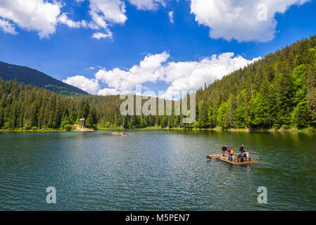 SYNEVIR, UKRAINE - Juin 04, 2017 : les gens à l'aide de radeaux traditionnels sur Synevir lake en Ukraine le 04 juin 2017 Banque D'Images