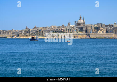 Vue de La Valette à partir de Sliema, avec le dôme de la Basilique de Notre-Dame du Mont Carmel, Valletta - Malte Banque D'Images