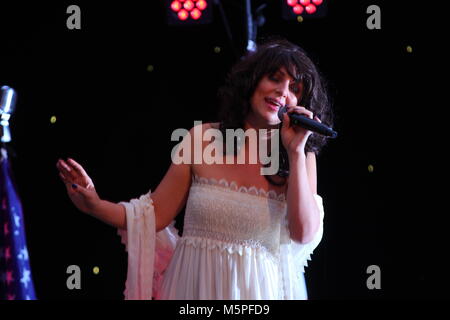 Tania Alboni effectuant sa Karen Carpenter hommage loi au cours de l'ultime hommage au club de bien-être mineurs Swillington à Leeds Banque D'Images