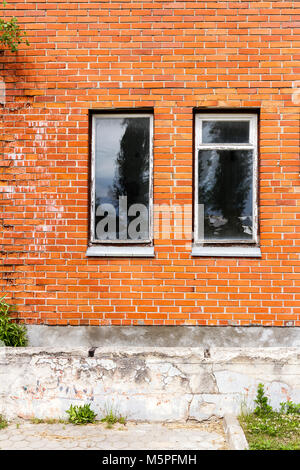 Vieux Mur de brique rouge avec quelques fenêtres. Architeture détail contexte Banque D'Images