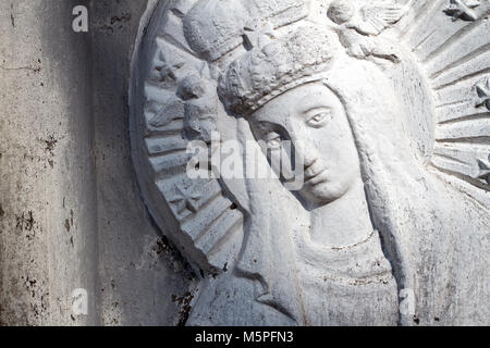 Bas-relief de la Vierge Marie à Rasu cimetière à Vilnius, Lituanie Banque D'Images