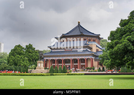 Sun Yat-sen Memorial Hall, l'un des monument de Guangzhou Chine. Construit en 1931. L'inscription sur le conseil d'administration signifie 'le monde entier comme une seule communauté' Banque D'Images