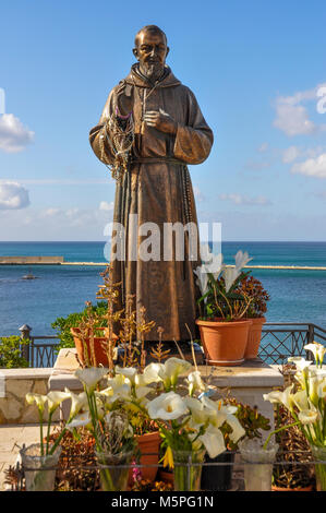 Statue en bronze de Saint Pio dans le port de Castellammare del Golfo, en Sicile, Italie. Banque D'Images
