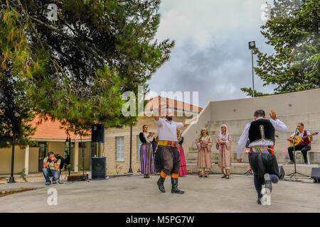Arsos, Chypre - Octobre 8, 2017 : les danseurs chypriotes en costumes traditionnels. Banque D'Images