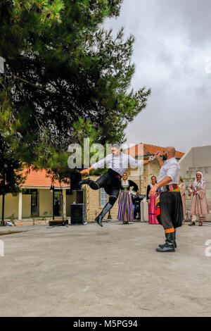 Arsos, Chypre - Octobre 8, 2017 : les danseurs chypriotes en costumes traditionnels. Banque D'Images