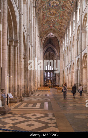 Uzès, FRANCE - Le 19 août 2017 : vue de l'intérieur de cathédrale d'Ely, regard vers l'instruction alter. Banque D'Images