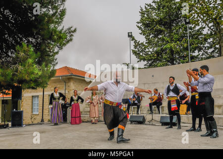 Arsos, Chypre - Octobre 8, 2017 : danseuse chypriote d'effectuer en costumes traditionnels avec d'autres danseurs des mains. Banque D'Images