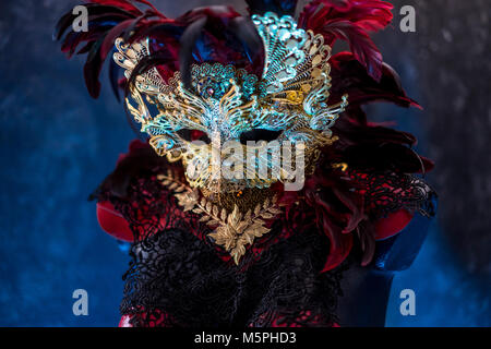 Rouge de Venise, masque et corset rouge avec des morceaux de tissus d'or et de dentelle noire sur metal pectoral. handmade piea pour les fêtes ou réunions de costumes Banque D'Images
