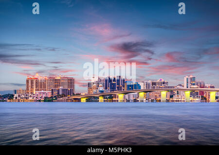 Sarasota, Floride, USA sur le centre-ville sur la baie. Banque D'Images