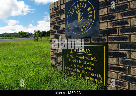 Route à mi-chemin de la célèbre marqueur camarades ultra marathon course à pied course légendaire entre Durban et Pietermaritzburg Afrique du Sud Banque D'Images