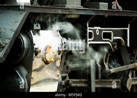 S'échappant des soupapes de dégagement sur la transmission d'une locomotive à vapeur d'époque rénové Banque D'Images