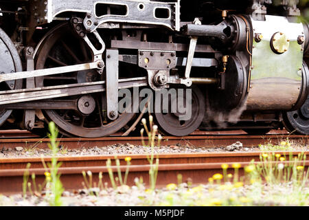 Close-up, détail, roues et tiges, les pièces en mouvement, une locomotive à vapeur, train, moteur Banque D'Images