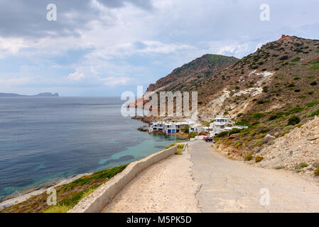 Vue sur baie magnifique et maisons en Fourkovouni village. Fourkovouni est un village traditionnel de pêcheurs sur la côte nord de Milos. Cyclades. Banque D'Images