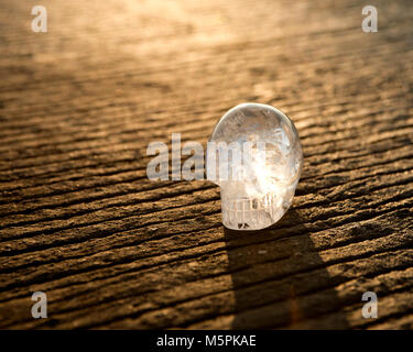 Crâne de quartz clair debout sur le sol en face de rising sun Banque D'Images