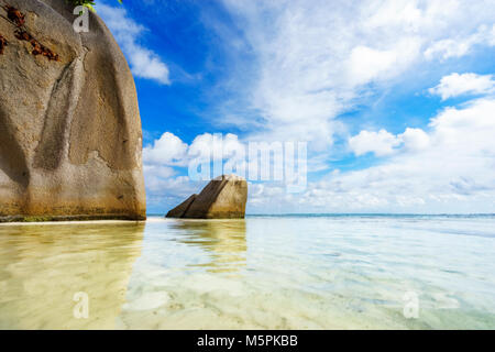 Une journée ensoleillée. De grands rochers de granit dans l'eau turquoise au tropical beach, paradis dans la dique,Seychelles Banque D'Images