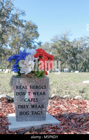 'Vrais héros ne portent pas de capes qu'ils portent des plaques rouges cimetière niveau historique en Floride Banque D'Images