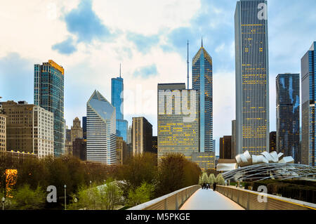 Le centre-ville de Chicago dans la soirée vu de passerelle pour piétons Nichols Bridgeway Banque D'Images