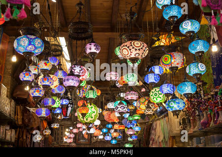 Granada, Espagne : lampes mosaïque turque à vendre le long de la Calle Calderería Nueva dans le quartier Albaicín. La rue est célèbre pour ses teterías (maisons de thé) un Banque D'Images