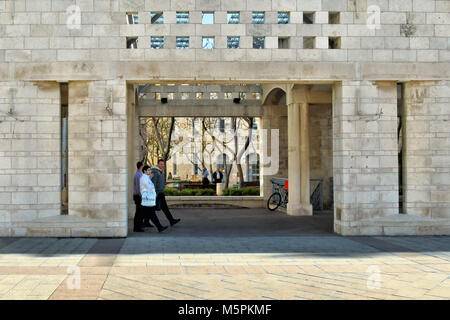 Les hommes à pied à travers les bâtiments de la municipalité de Jérusalem à la place Safra. Banque D'Images