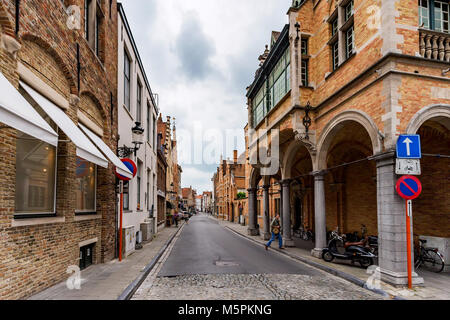 BRUGES, BELGIQUE - 10 juin 2014 : Avis de rues à Bruges Banque D'Images