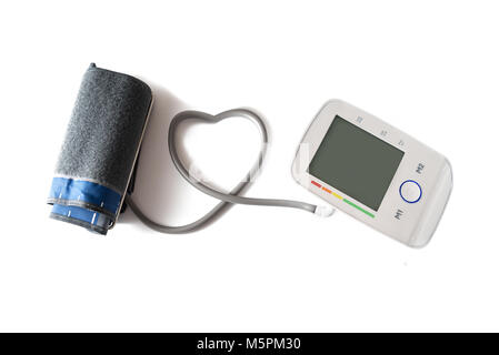Jauge de pression artérielle avec brassard et moniteur connecté avec un tube en forme de cœur, appareil pour la santé et la médecine Banque D'Images