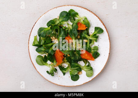 Salade douce Korn avec les noix de pin et de la mandarine, la vue de dessus Banque D'Images