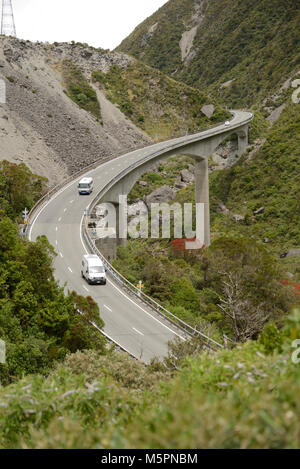 Le Viaduc Otira transporte le trafic en toute sécurité au moyen d'un glissement important dans les Alpes du Sud près de Arthus Pass, Westland, Nouvelle-Zélande Banque D'Images